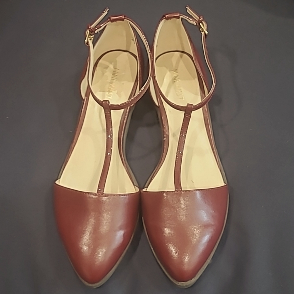 Adorable Nine West Tstrap flats 10M